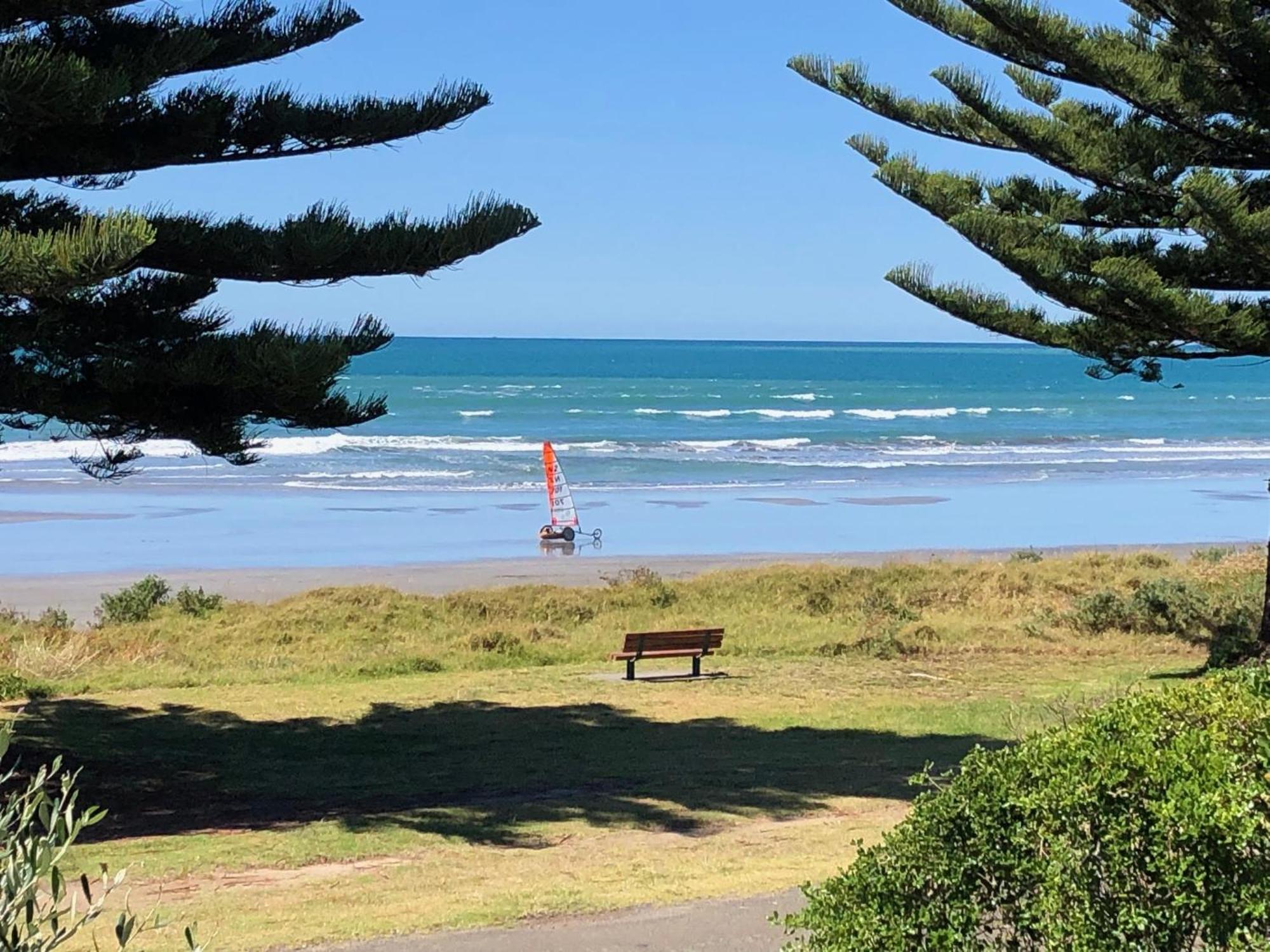 Beach Front Apartment Ohope Buitenkant foto